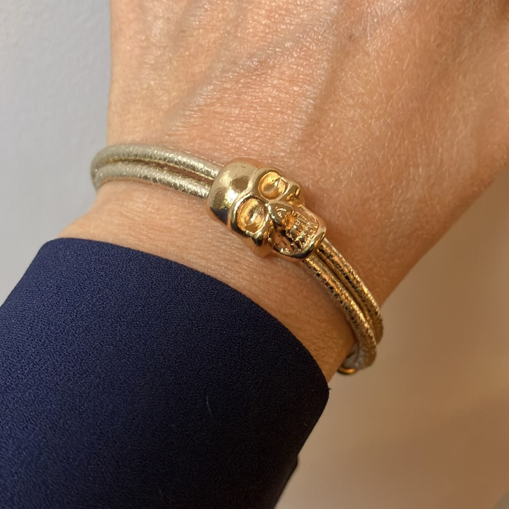 Golden skull charm bracelet 💀💛